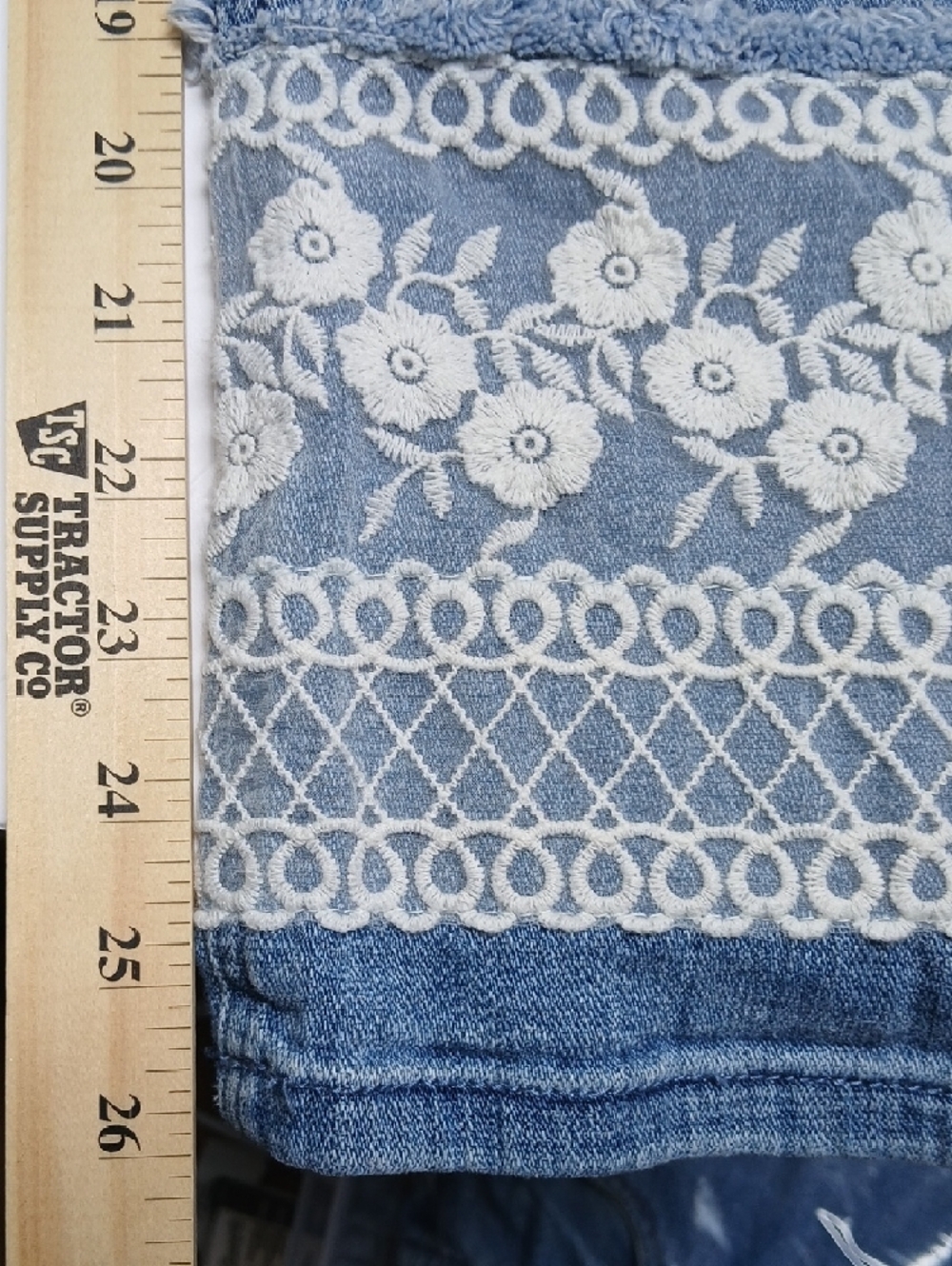 Tru Luxe Embroidered Floral Light Blue Women's Crop Jeans with Lace Trim Size 12 - Picture 12 of 14